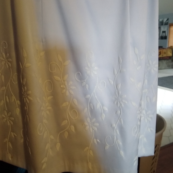 Cute little white dress - Picture 3 of 4